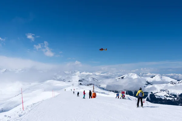 Dağ kurtarma helikopteri yukarıda Alpler, Kitzbuhel, Avusturya