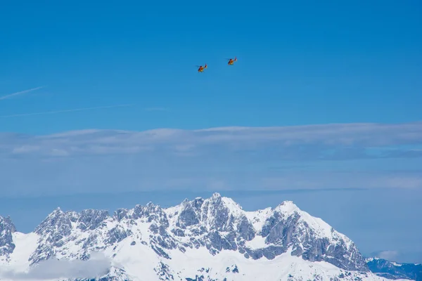 Dağ kurtarma helikopterleri yukarıda Alpler, Kitzbuhel, Avusturya