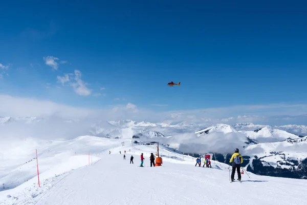 Bergrettungshubschrauber über Alpen, Österreich Stockbild