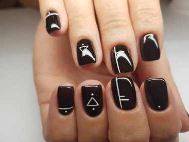 Güzel renkli çivi ve el manikür.