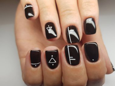 Güzel renkli çivi ve el manikür.