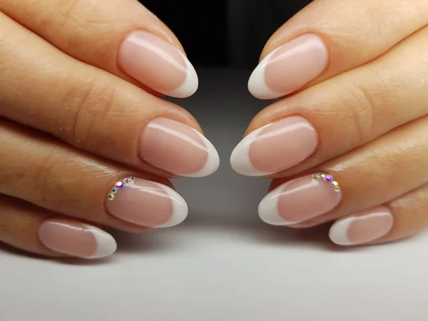 Vackra färgglada naglar och hand manikyr. — Stockfoto
