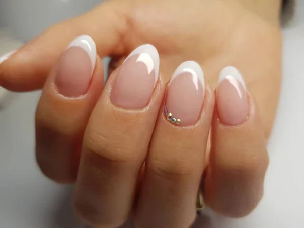 Hermosas uñas de colores y manicura mano . — Foto de Stock