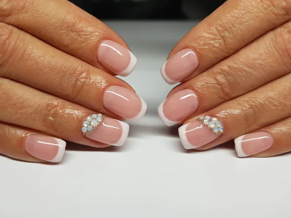 Hermosas uñas de colores y manicura mano . — Foto de Stock