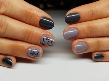 Güzel renkli çivi ve el manikür.