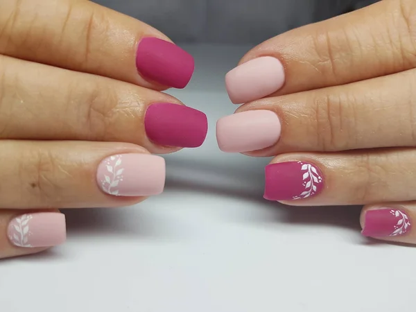 Hermosas uñas de colores y manicura mano . — Foto de Stock