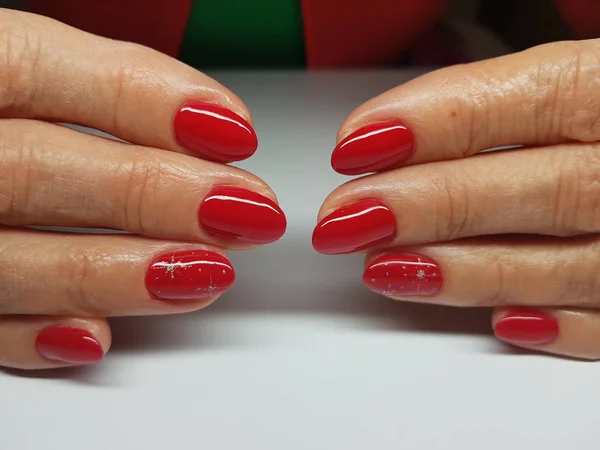 Mooie kleurrijke nagels en hand manicure. — Stockfoto