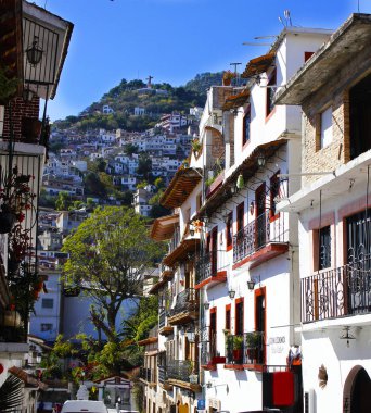Vista panormica de un pueblo mgico de antiguas construcciones entre cerros y bajo un cielo azul  