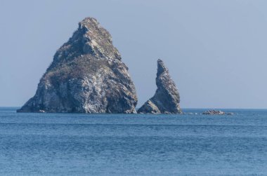 Denizin ortasında iki uçurum