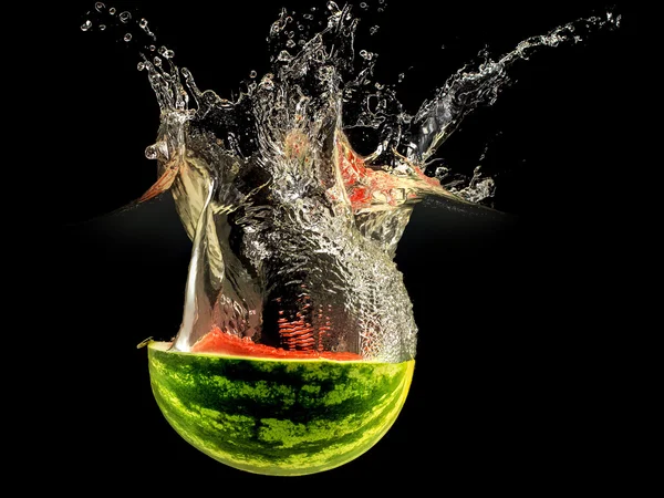 Färsk melon faller i vatten med stänk på svart bakgrund — Stockfoto