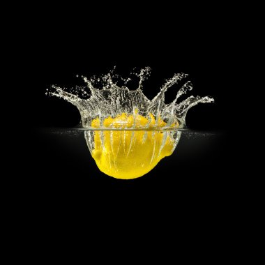 Taze meyve su sıçrama ile siyah arka plan üzerine düşen