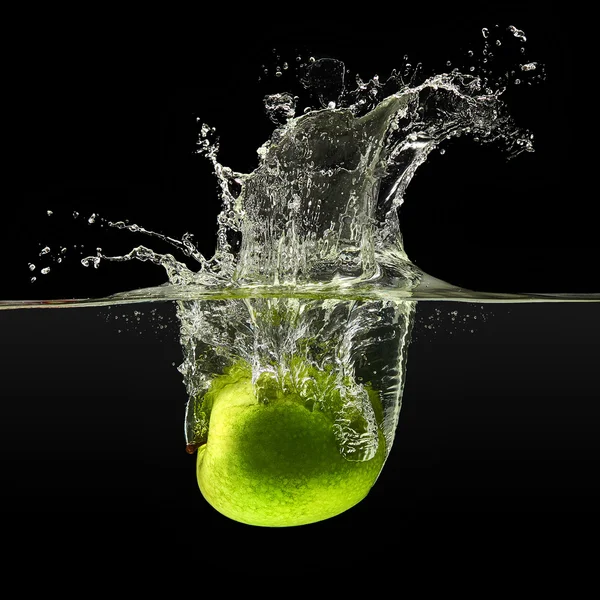Maçã verde caindo na água no fundo preto — Fotografia de Stock