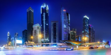 Panoramik metro istasyonu ve yol finansal bölgesinde gece, Dubai, Birleşik Arap Emirlikleri