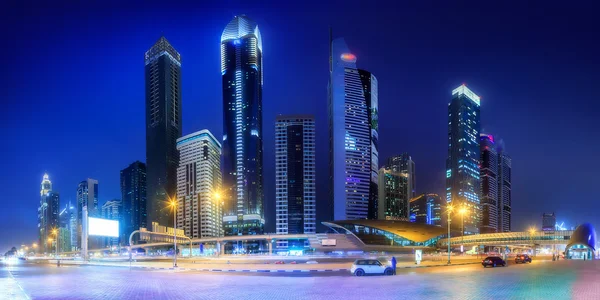 Vista panorámica de la estación de metro y la carretera en el distrito financiero por la noche, Dubai, Emiratos Árabes Unidos —  Fotos de Stock