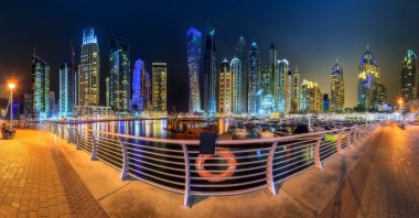 Yat ve bulutlu gökyüzü, Dubai, Birleşik Arap Emirlikleri Dubai Marina Körfezi'nin panoramik görünüm
