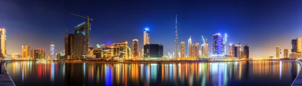 Vue panoramique sur la baie d'affaires et le centre-ville de Dubaï, reflet dans une rivière, Émirats arabes unis — Photo