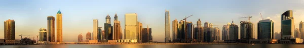 Panoramisch uitzicht van Business bay en het centrum gebied van Dubai bij zonsopgang, Uae — Stockfoto