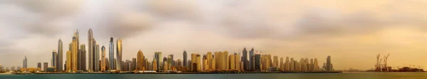 Panoramiczny widok na zatokę Dubai Marina z pochmurnego nieba, Dubai, Zjednoczone Emiraty Arabskie. — Zdjęcie stockowe
