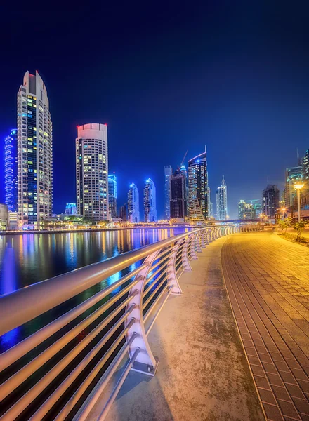 Vista panorâmica da baía de Dubai Marina com iate e céu nublado, Dubai, Emirados Árabes Unidos — Fotografia de Stock