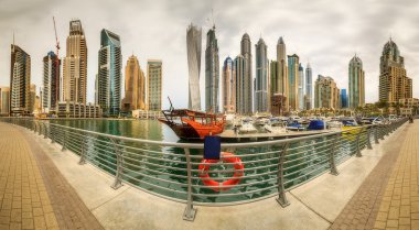 Yat ve bulutlu gökyüzü, Dubai, Birleşik Arap Emirlikleri Dubai Marina Körfezi'nin panoramik görünüm.