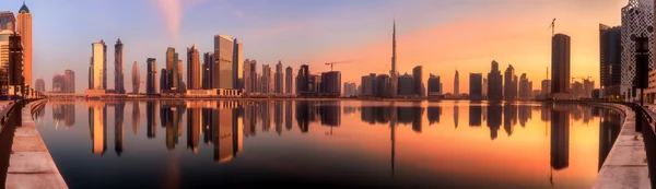 Panoramisch uitzicht van Business bay en het centrum gebied van Dubai bij zonsopgang, Uae — Stockfoto