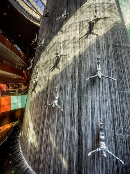 Cascada famosa con en Dubai Mall, Emiratos Árabes Unidos —  Fotos de Stock