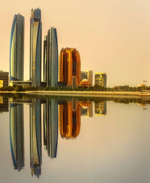 Skyline di Abu Dhabi — Foto Stock