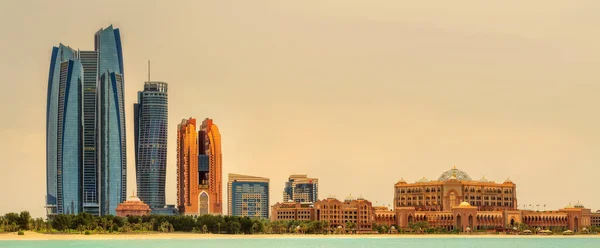 Skyline di Abu Dhabi — Foto Stock