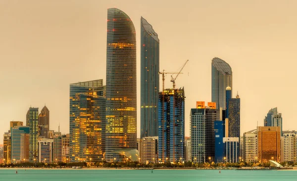 Horizonte de Abu dhabi — Foto de Stock