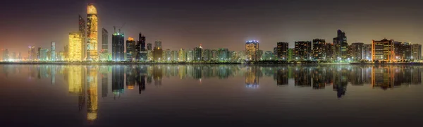 Horizonte de Abu dhabi — Fotografia de Stock