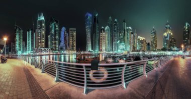 Yat ve bulutlu gökyüzü, Dubai, Birleşik Arap Emirlikleri Dubai Marina Körfezi'nin panoramik görünüm