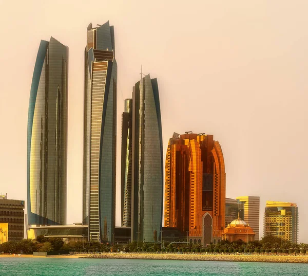 Horizonte de Abu dhabi — Fotografia de Stock