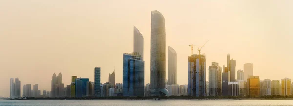 Horizonte de Abu dhabi — Fotografia de Stock