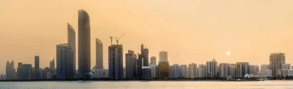 Horizonte de Abu dhabi — Fotografia de Stock