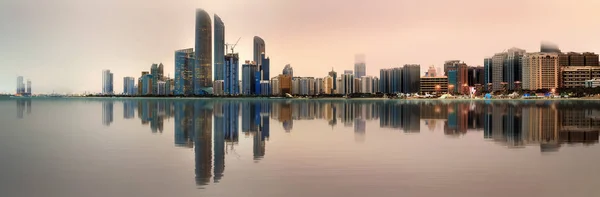 Horizonte de Abu dhabi —  Fotos de Stock