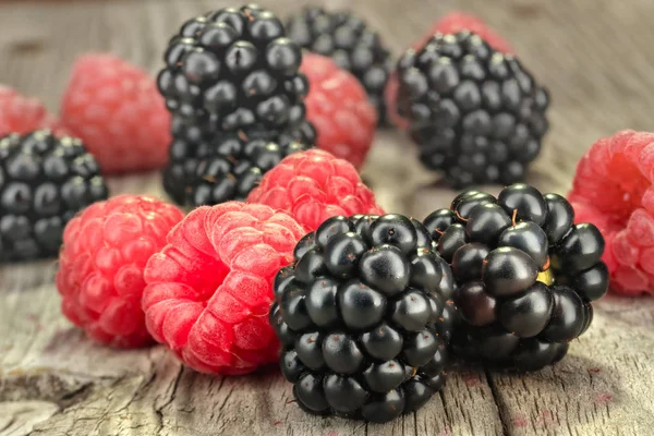 A beautiful selection of blackberries and raspberries — Stock Photo, Image
