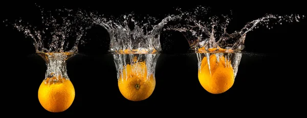 Grupo de frutas frescas que caen en el agua — Foto de Stock