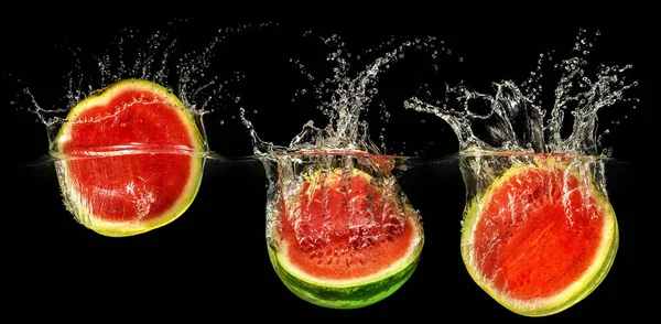 Frische Melone fällt ins Wasser — Stockfoto