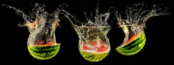 Čerstvé meloun klesá ve vodě — Stock fotografie