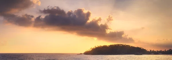 日没時の熱帯ビーチ — ストック写真