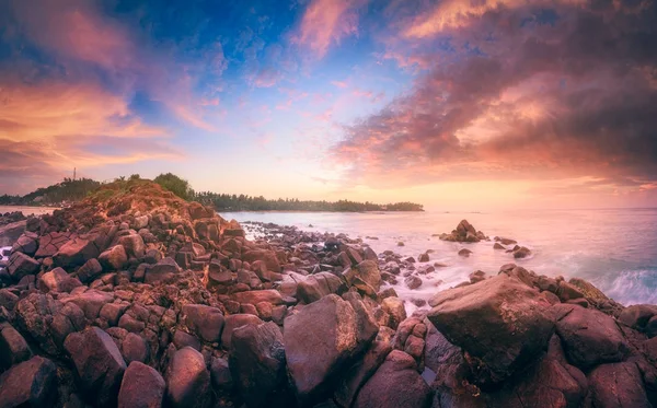 Günbatımında tropik plaj