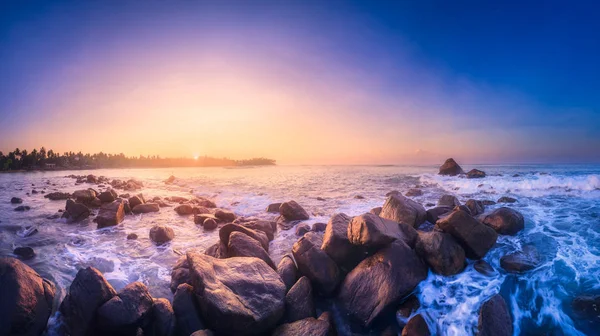 Tropischer Strand bei Sonnenuntergang — Stockfoto