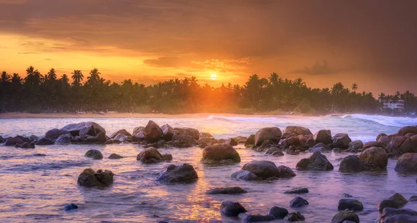 Günbatımında tropik plaj