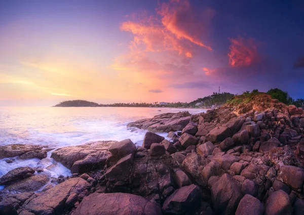 Günbatımında tropik plaj