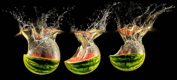 Melone fresco che cade in acqua — Foto Stock