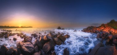 Günbatımında tropik plaj