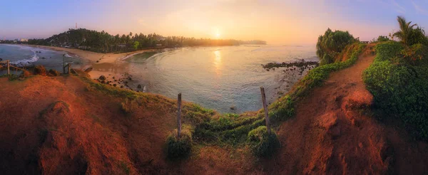 Tropischer Strand bei Sonnenuntergang — Stockfoto