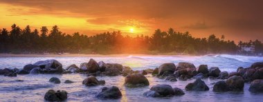 Günbatımında tropik plaj