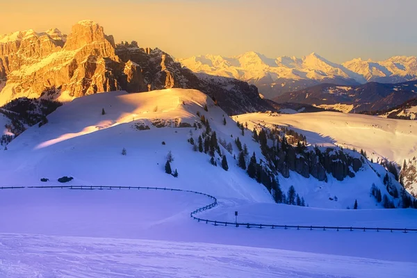Berge mit Neuschnee bedeckt — Stockfoto