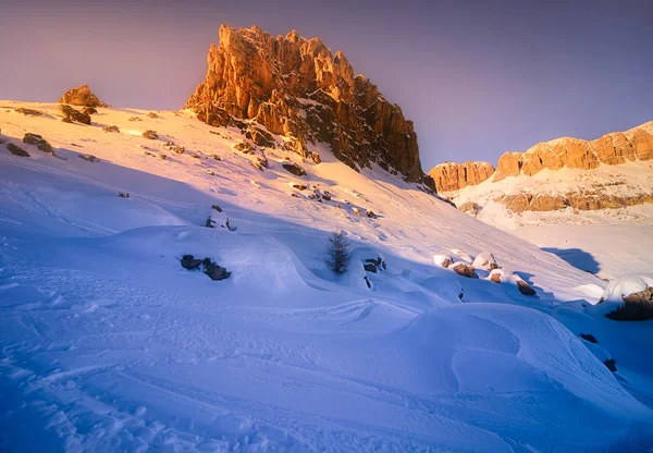 新鮮な雪で覆われた山々 — ストック写真
